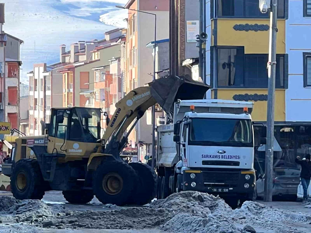 Sarıkamış Belediyesi Yoğun Kar Yağışının Ardından Kar Temizleme Çalışması Başlattı