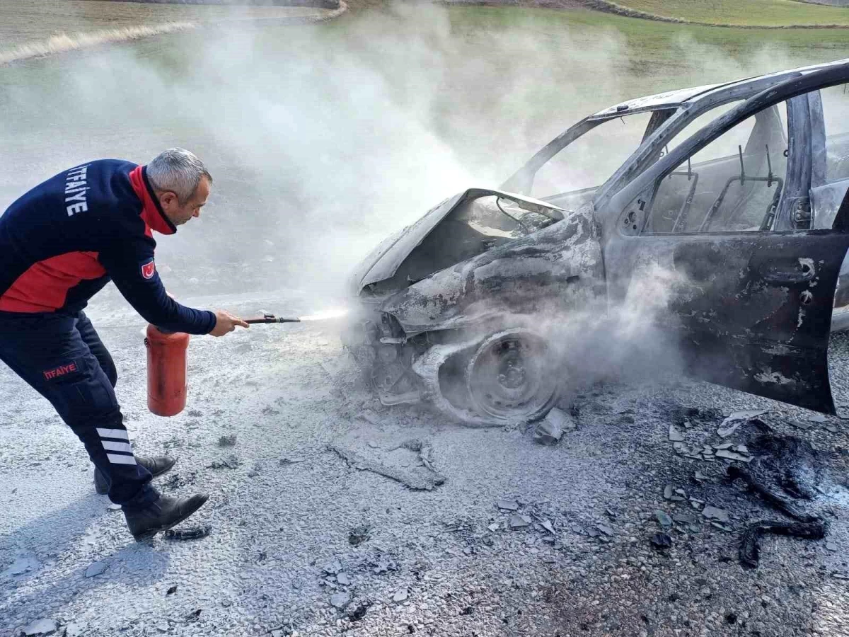 Çorum\'un Sungurlu ilçesinde otomobil alev aldı