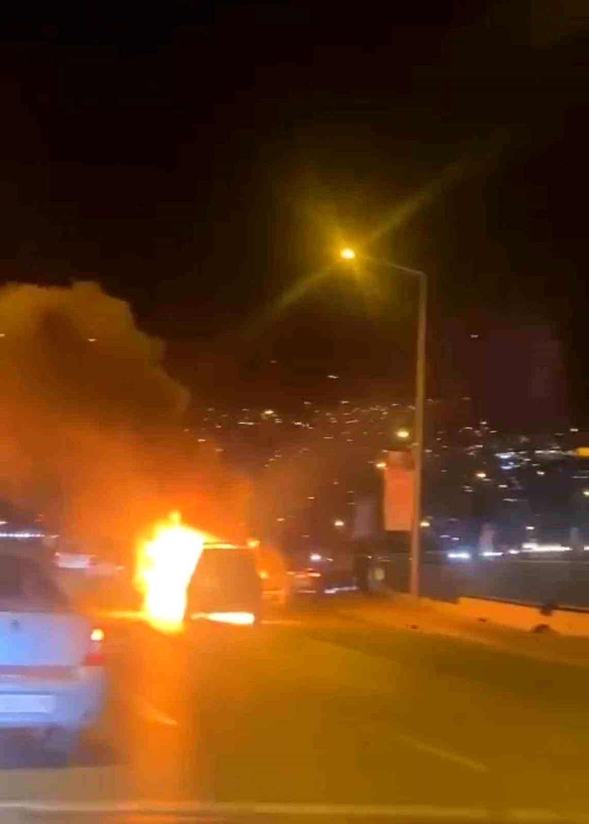 Bursa\'da seyir halindeki otomobil alev aldı, itfaiye ekipleri müdahale etti