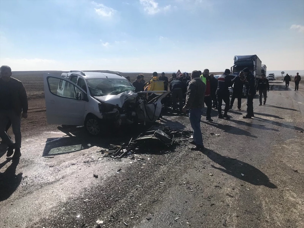 Sivas\'ta Trafik Kazası: 1 Ölü, 1 Yaralı