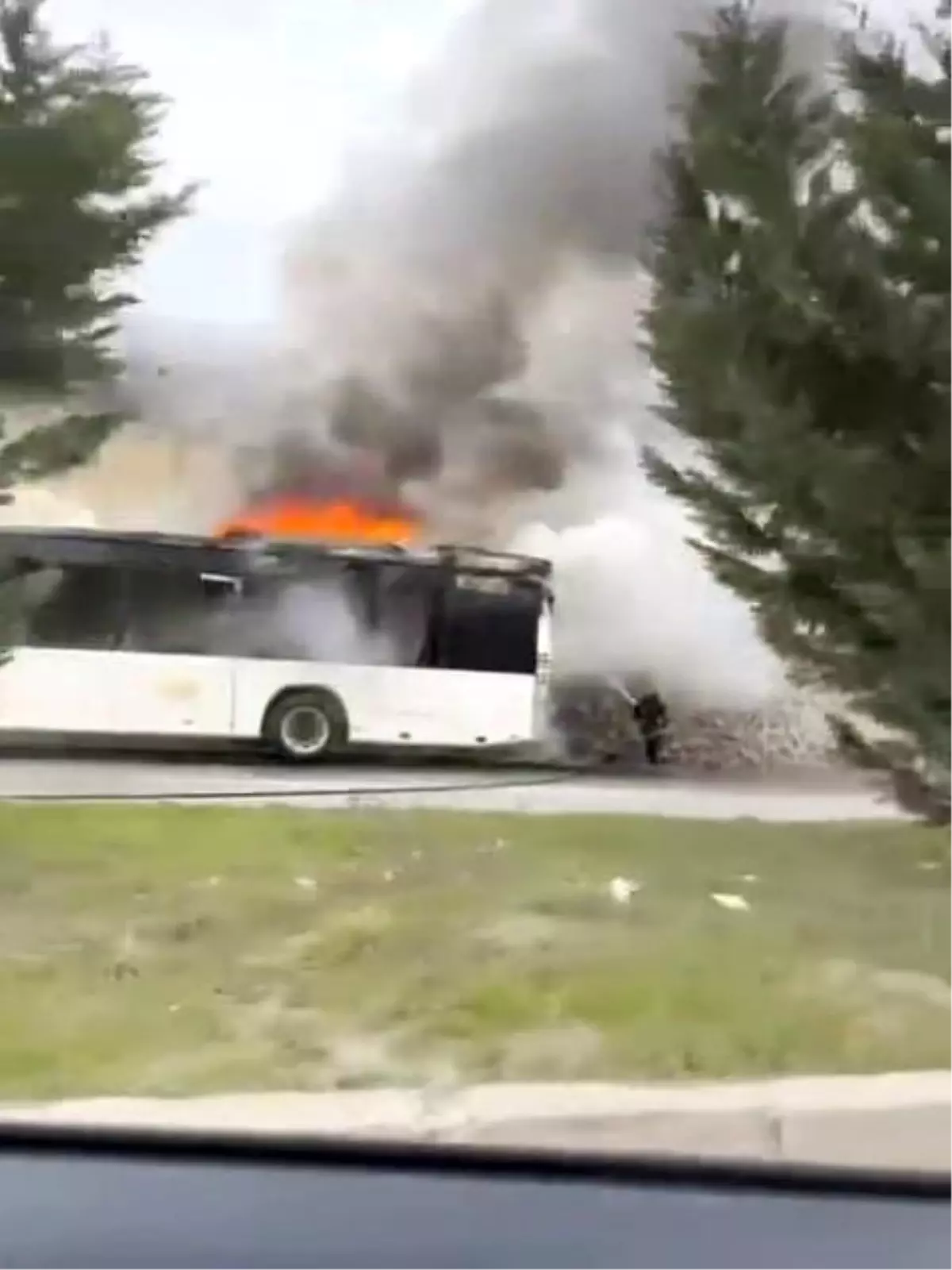 Sakarya\'da test sürüşü yapılan otobüsün motoru alev alev yandı