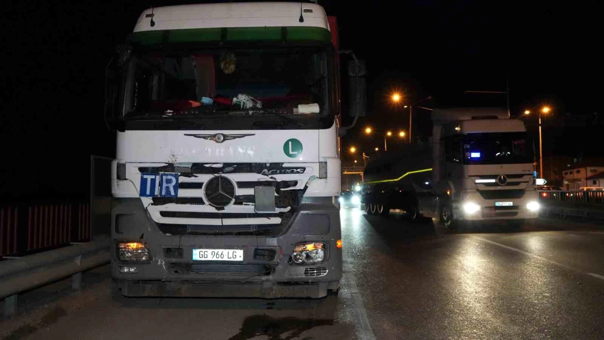 Kırıkkale\'de Tırın Çarptığı Ticari Araç Hurdaya Döndü, 3 Kişi Yaralandı