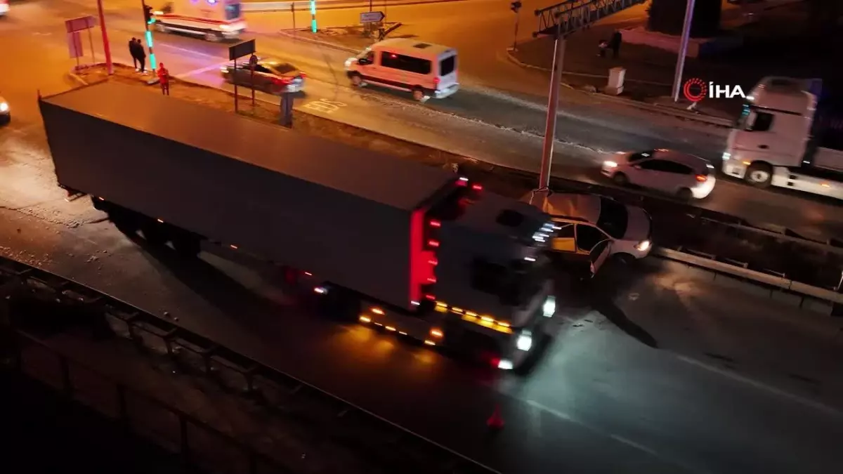 Tırın çarptığı hafif ticari araç hurdaya döndü: 3 yaralı