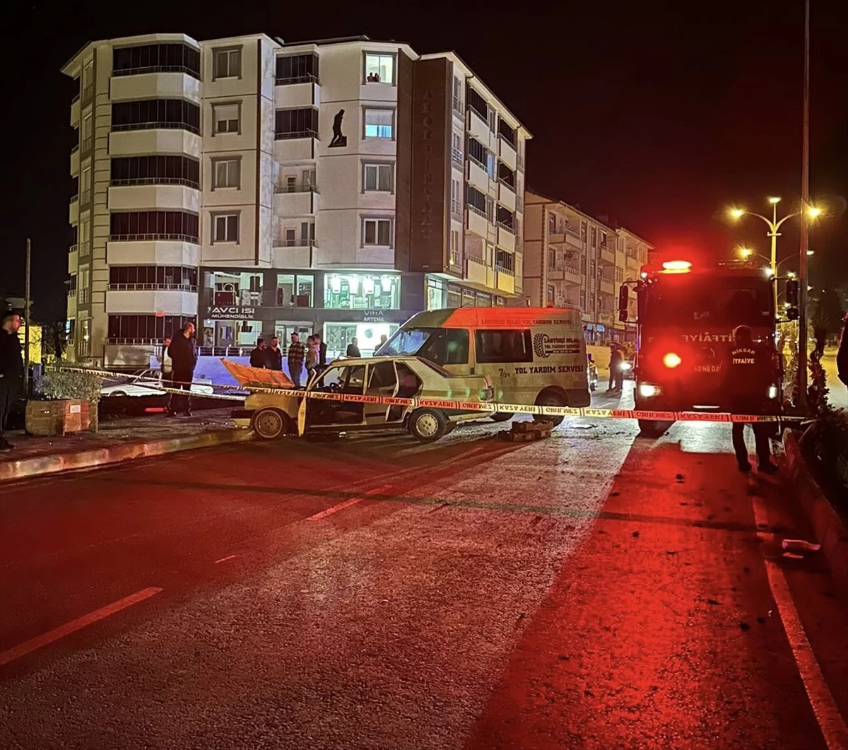 Tokat\'ın Niksar ilçesinde otomobil ile minibüs çarpışması: 3 yaralı