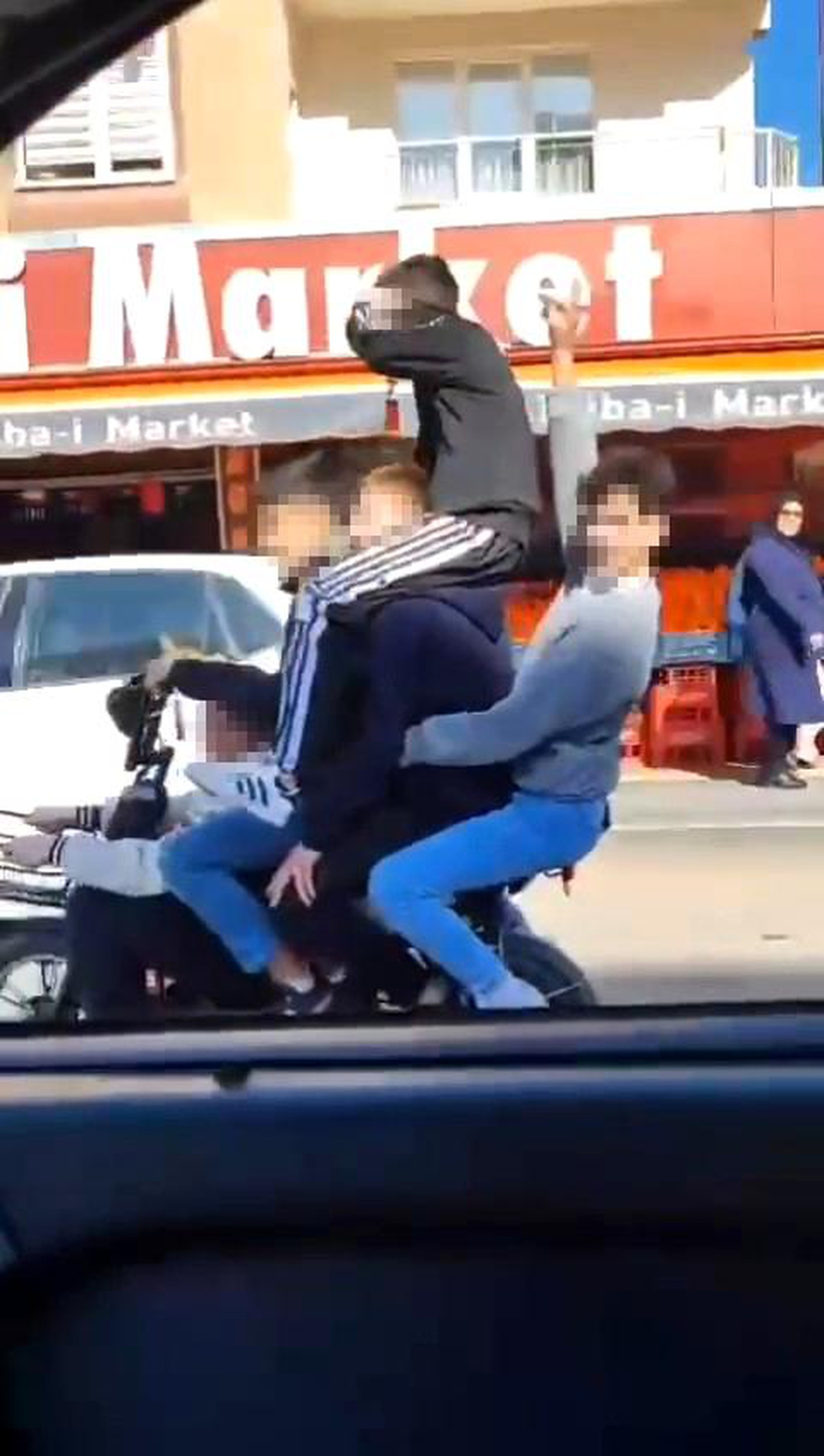 Tokat\'ta Motosiklet Üzerinde Beş Gencin Tehlikeli Yolculuğu