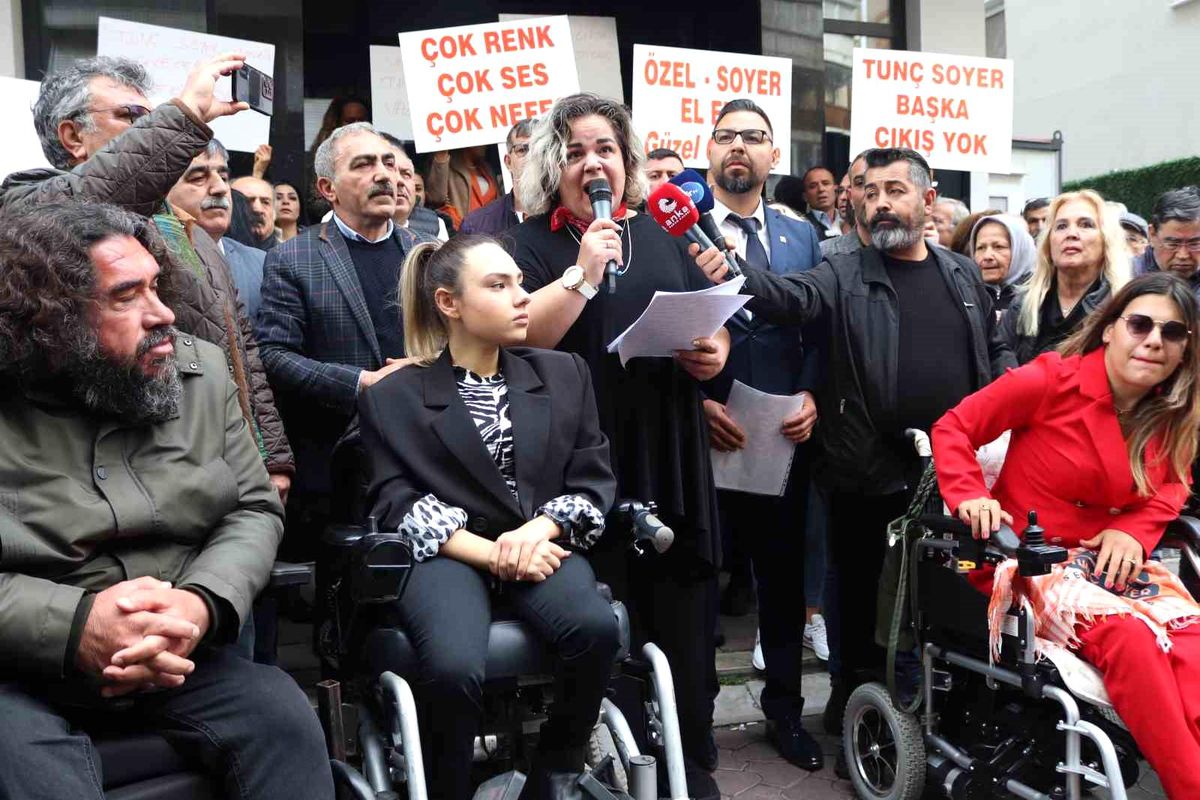 İzmir\'de Tunç Soyer\'e destek protestosu