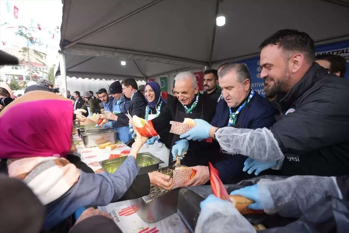 Ümraniye\'de düzenlenen festivalde vatandaşlara 5 ton ekmek arası hamsi ikram edildi