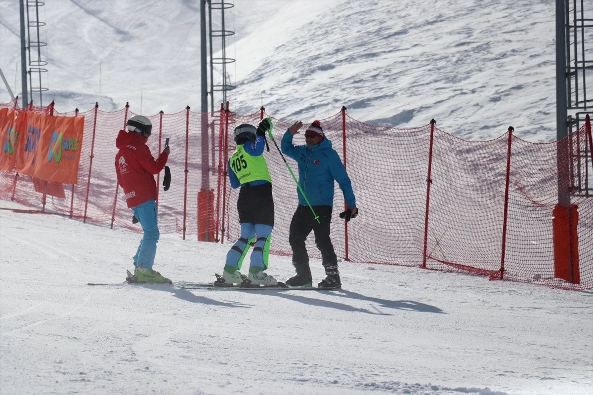 Erzurum\'da düzenlenen Kış Spor Oyunları\'nda Üniversiteler Arası Türkiye Snowboard ve Alp Disiplini Şampiyonası tamamlandı