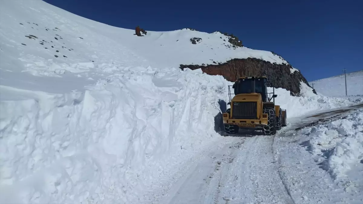 Van\'ın Erciş ilçesinde tipi nedeniyle kapanan yol açıldı, içme suyu arızası giderildi