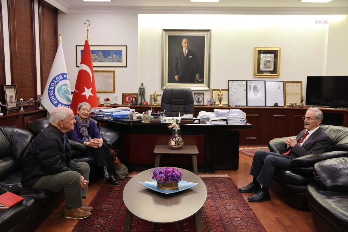 Ekonomist-yazar Prof. Dr. Kenan Mortan, Eskişehir Büyükşehir Belediye Başkanı Yılmaz Büyükerşen\'i ziyaret etti