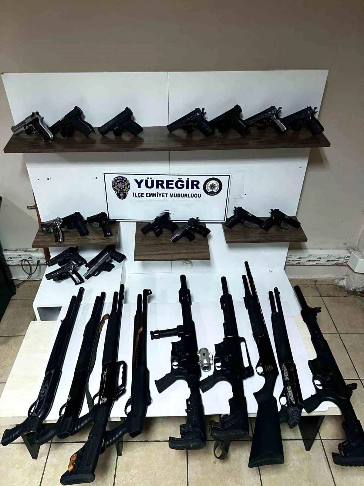 Adana\'da Yüreğir polisi 27 ruhsatsız silah ele geçirdi