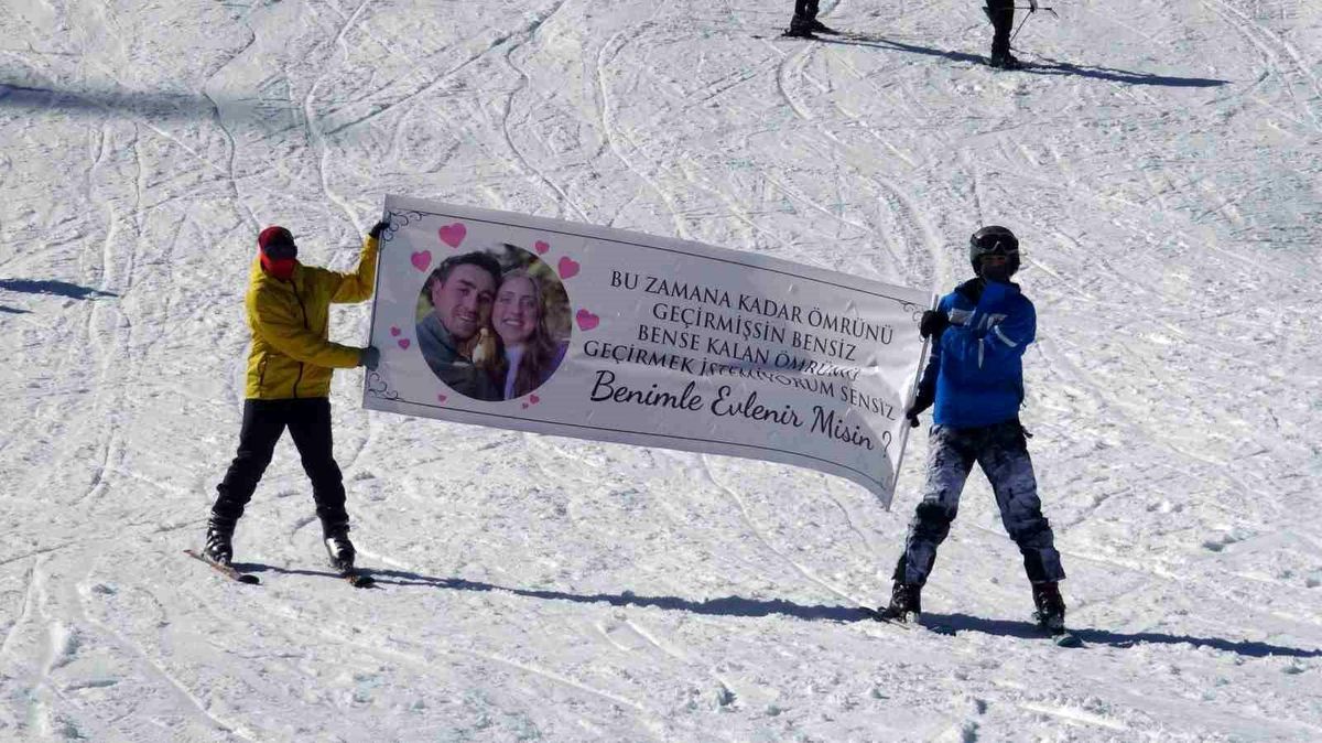 Artvin Atabarı Kayak Merkezi Sürpriz Evlenme Teklifi ve Piyano Resitaline Ev Sahipliği Yaptı