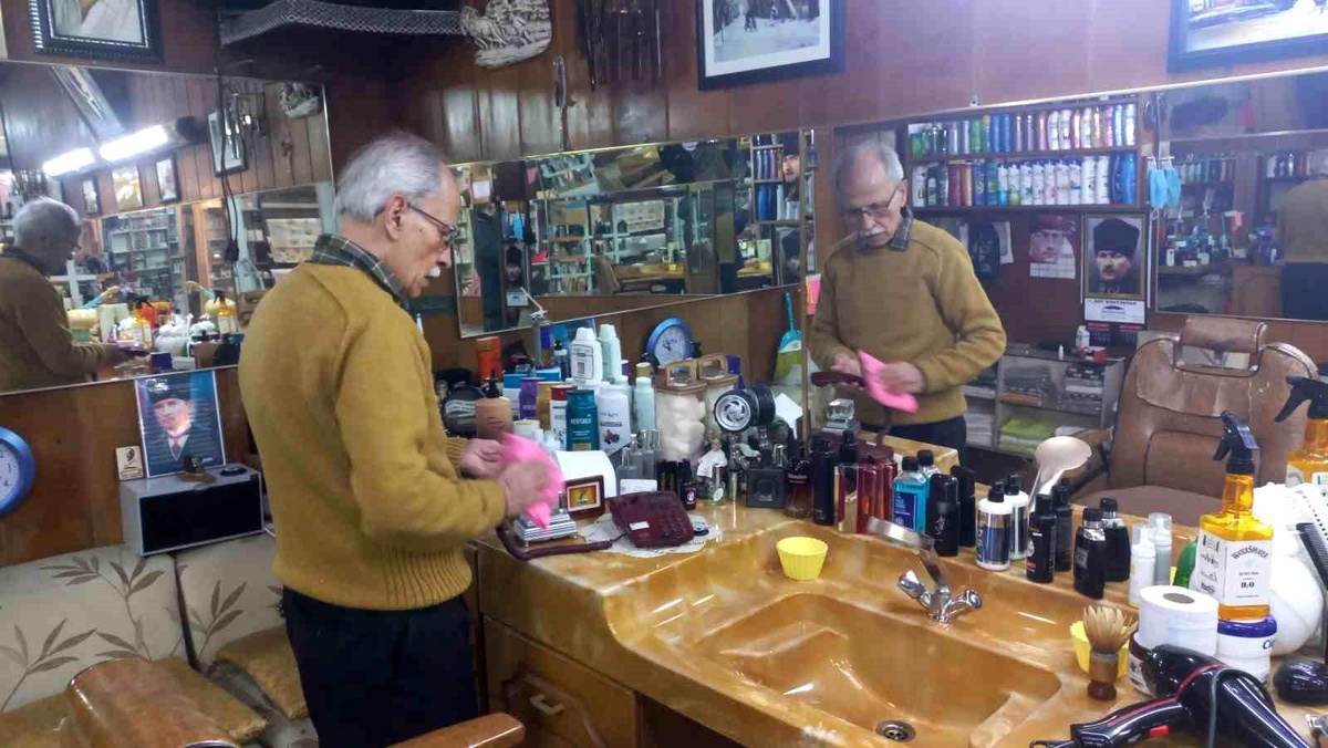 Edirne\'deki Latif Berber, 57 yıldır geçmişi yaşatıyor