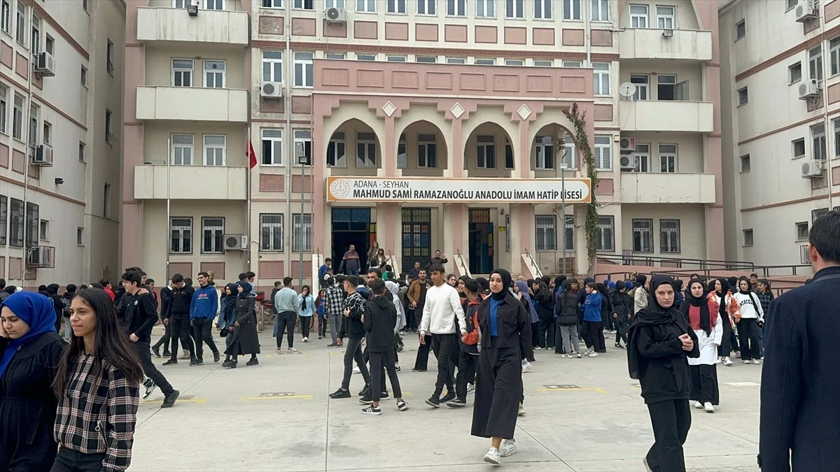 Adana\'da lisede çıkan yangın itfaiye tarafından söndürüldü