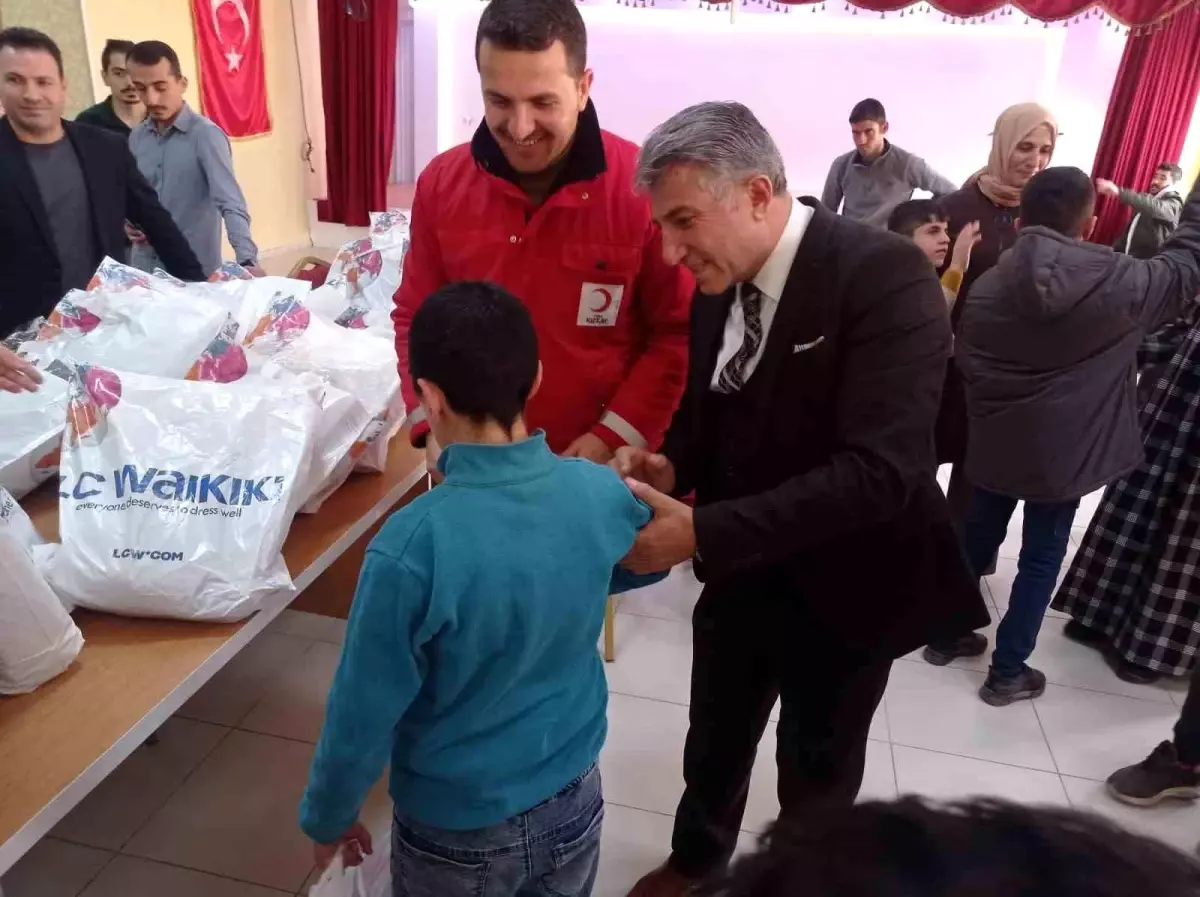 Kızılay Ağrı Şubesi, Özel Eğitim Uygulama Okulu\'ndaki Öğrencilere Kışlık Giysiler Hediye Etti