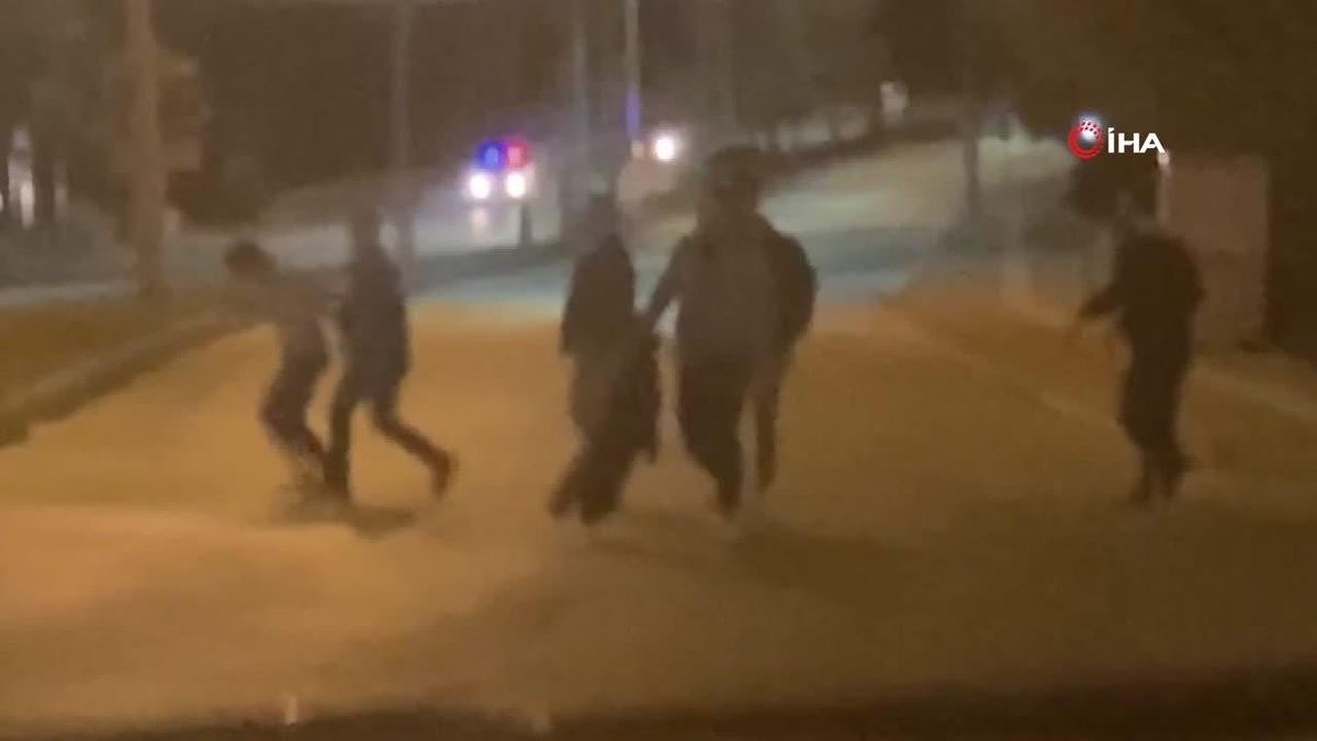 Alkollü mekanda çıkan kavga sokağa taştı, o anlar kamerada