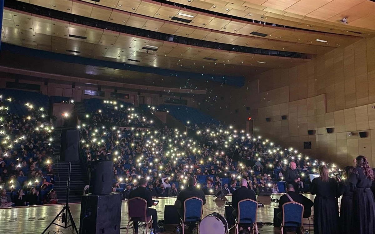 Antakya Medeniyetler Korosu, depremde kaybettikleri üyeleri için Diyarbakır\'da konser verdi