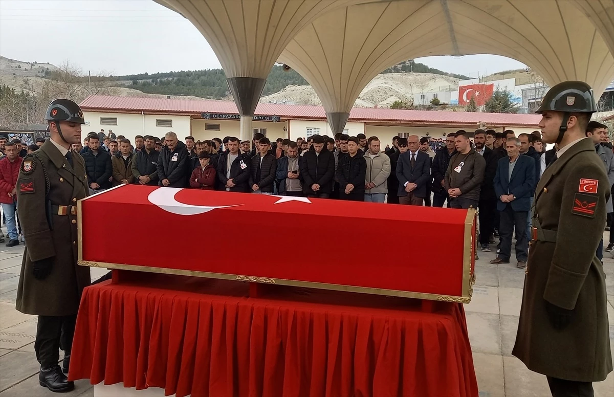 Beypazarı\'nda Trafik Kazasında Hayatını Kaybeden Er Mustafa Karataş\'ın Cenazesi Askeri Törenle Defnedildi
