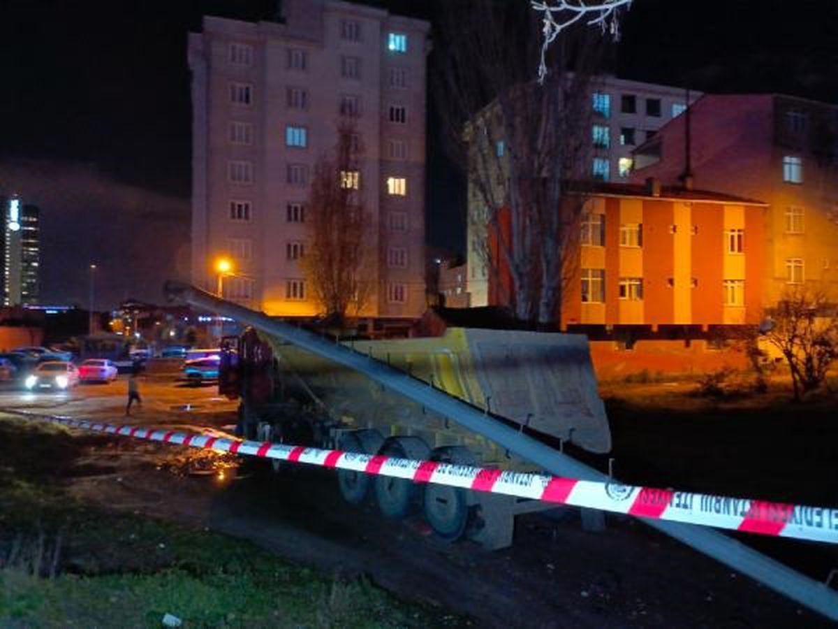 Bağcılar\'da Kamyon Aydınlatma Direğine Çarptı