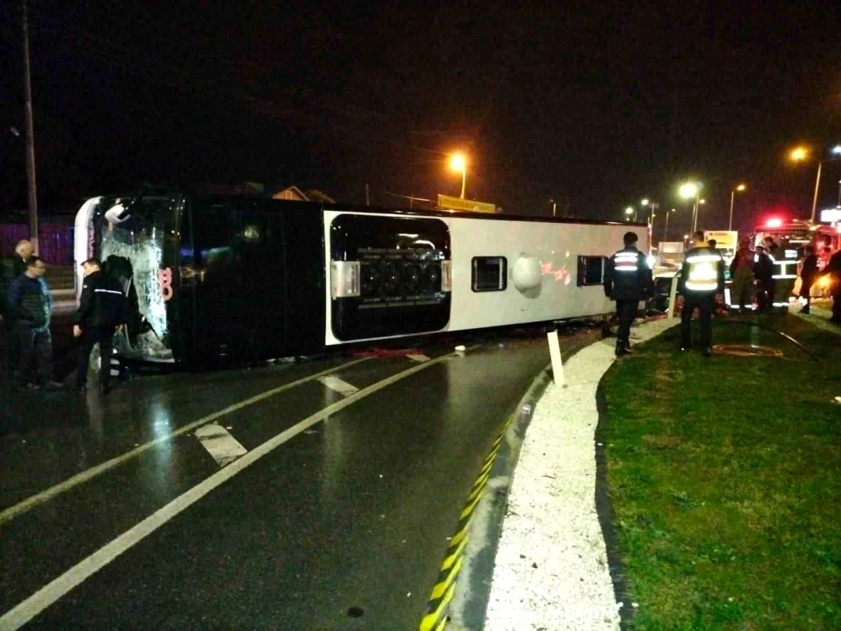 Edremit\'te yolcu otobüsü devrildi: 1 ölü, 20 yaralı