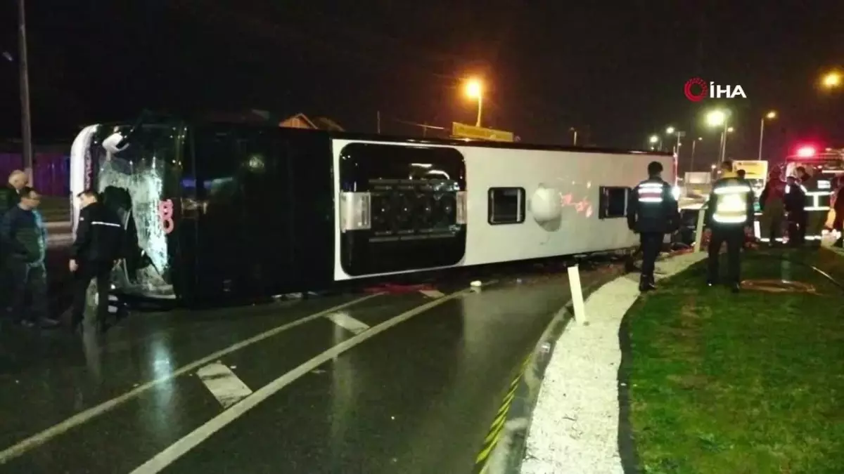 Balıkesir\'de döner kavşağa hızlı giren otobüs devrildi: 1 ölü, 1\'i ağır 20 yaralı