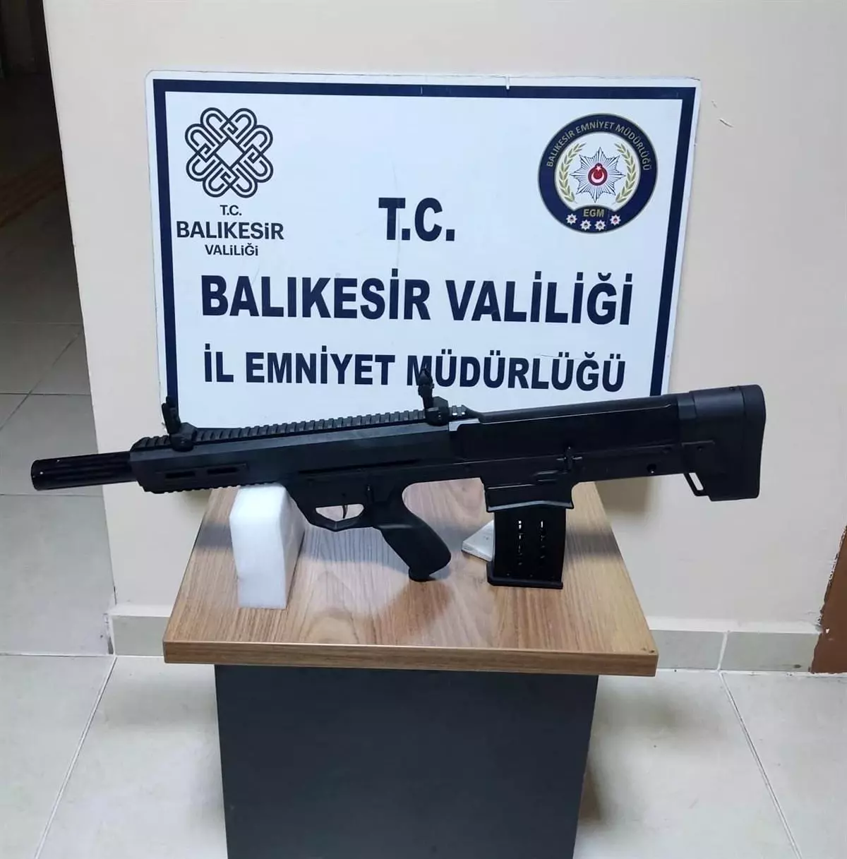 Balıkesir\'de Şüpheli Şahıslar ve Araçlara Yönelik Denetim: 7 Hapis Cezalısı Yakalandı