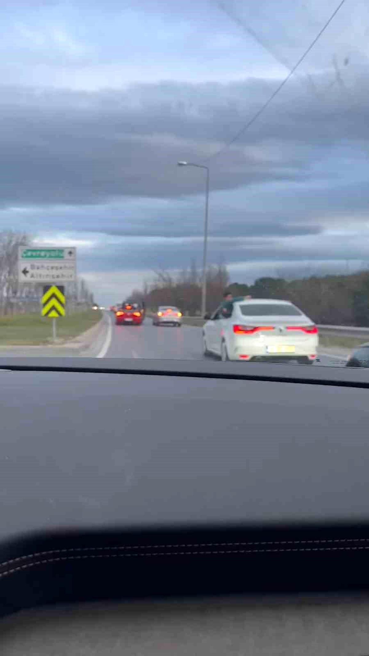 Başakşehir\'de tehlikeli düğün konvoyu trafiği yavaşlattı