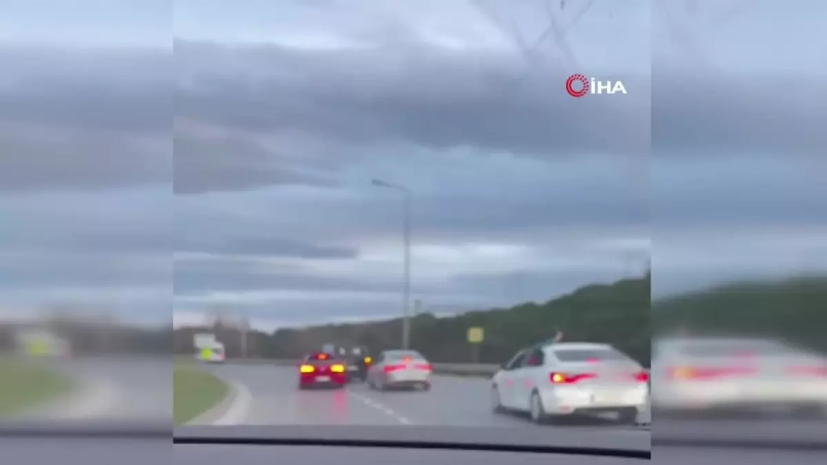 Başakşehir\'de trafiği yavaşlatıp, makas attılar: Düğün konvoyunun trafiği tehlikeye düşürdüğü anlar kamerada