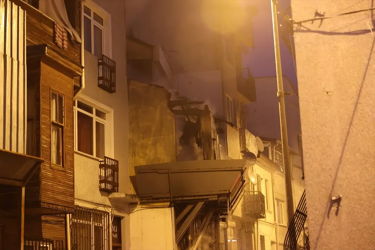 Beşiktaş\'ta ahşap binada çıkan yangın kontrol altına alındı