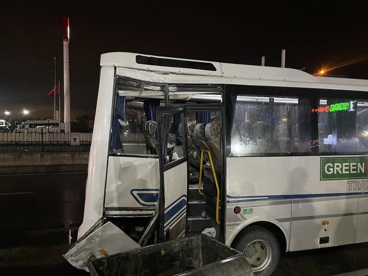 Bursa\'da Midibüsün Elektrik Direğine Çarptığı Kazada 10 Yabancı Turist Yaralandı