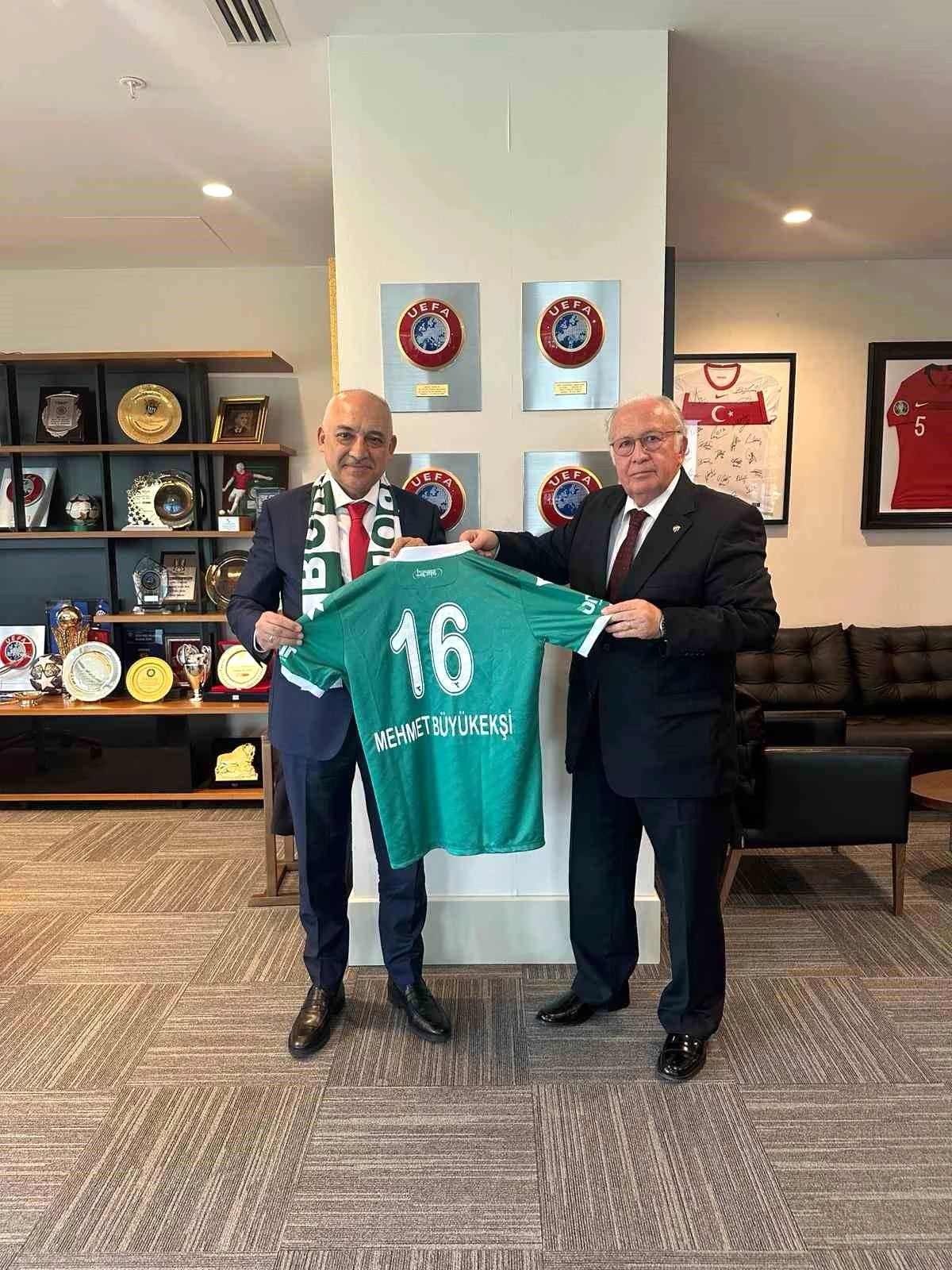 Bursaspor Başkanı Sinan Bür ve yönetimi TFF Başkanı Mehmet Büyükekşi\'yi ziyaret etti