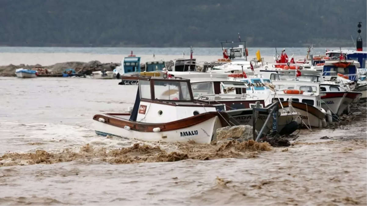 Çanakkale\'yi sağanak vurdu, kentte motosiklet ve motokuryelerin trafiğe çıkışı yasaklandı