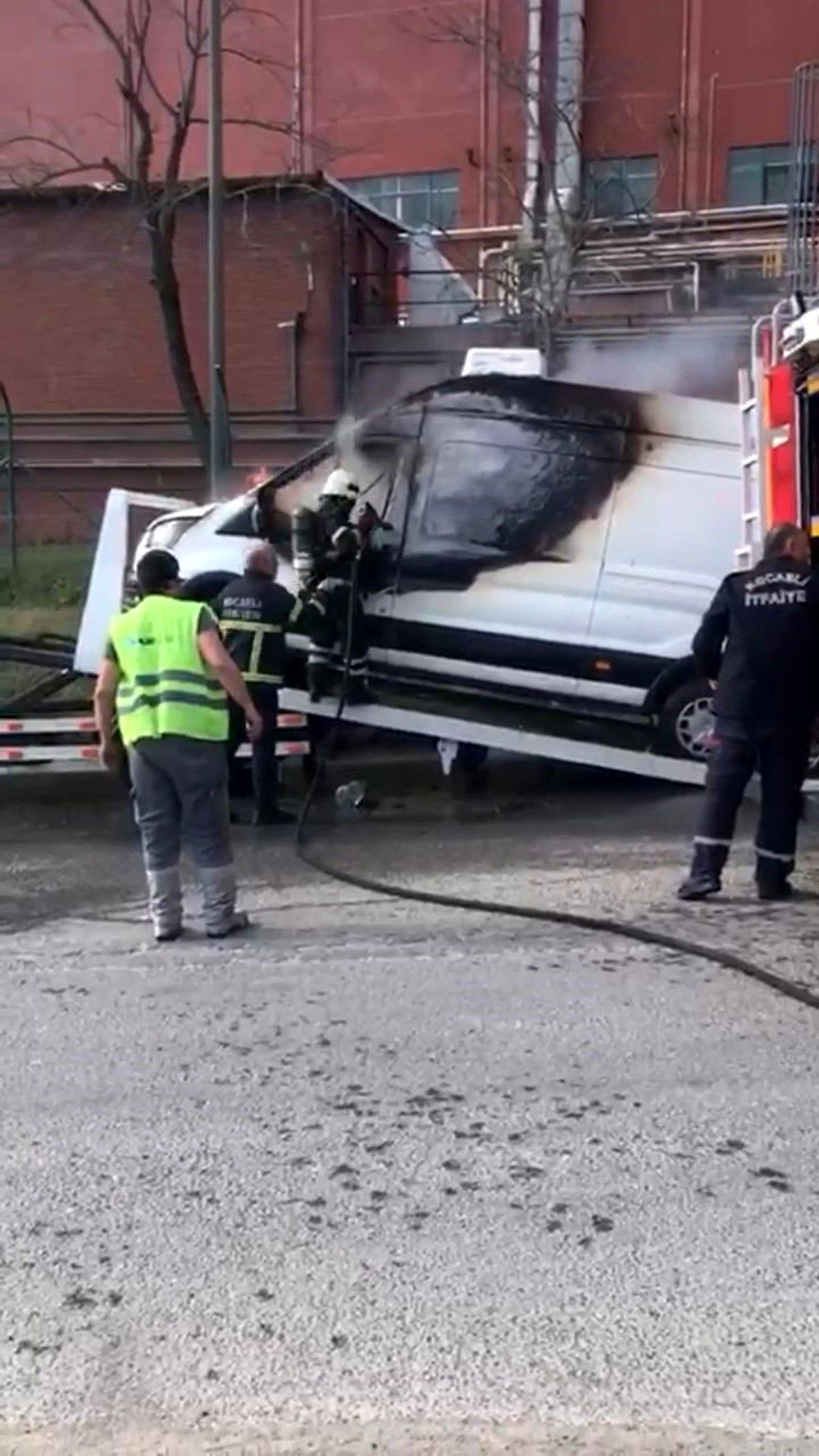 Gebze\'de çekici üzerindeki minibüs alev alev yandı