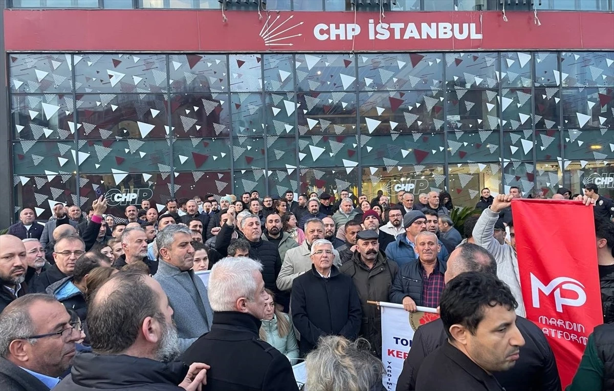 CHP İstanbul İl Başkanlığı Önünde Turan Hançerli\'ye Destek Gösterisi
