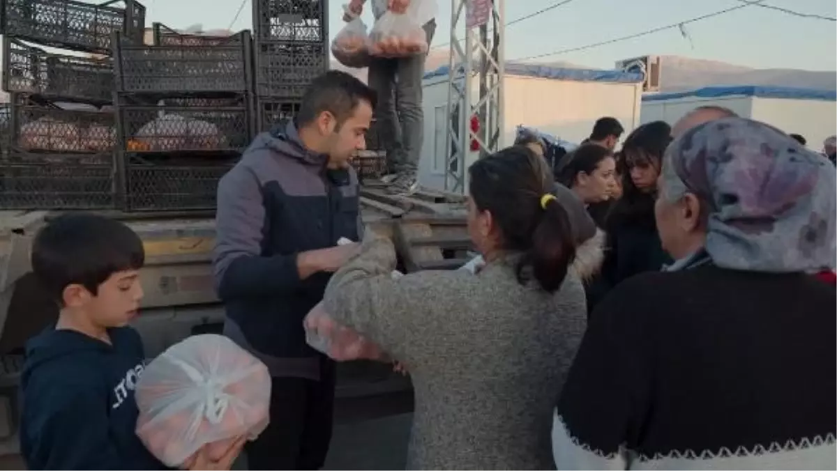 Gönül Mutfağı, depremzedelere kalan narenciyeyi dağıtıyor