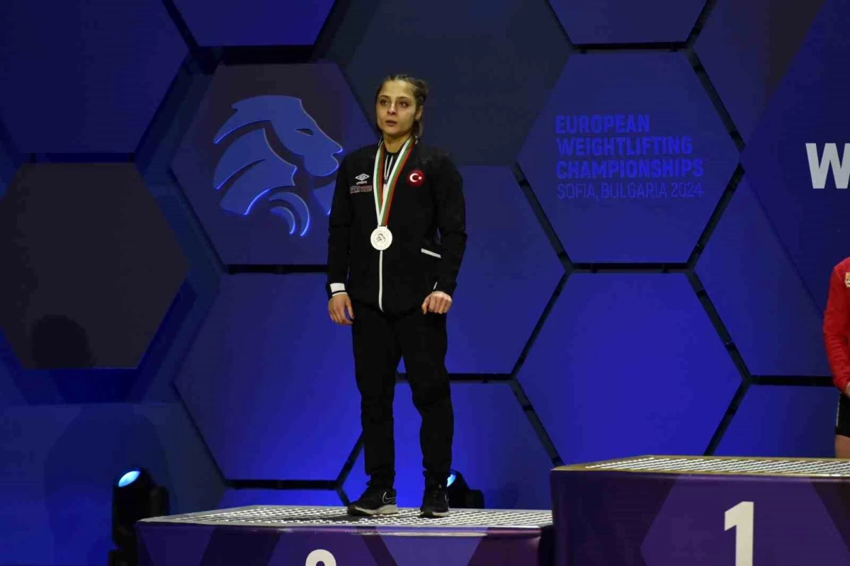 Milli halterci Duygu Alıcı Avrupa Halter Şampiyonası\'nda gümüş madalya kazandı