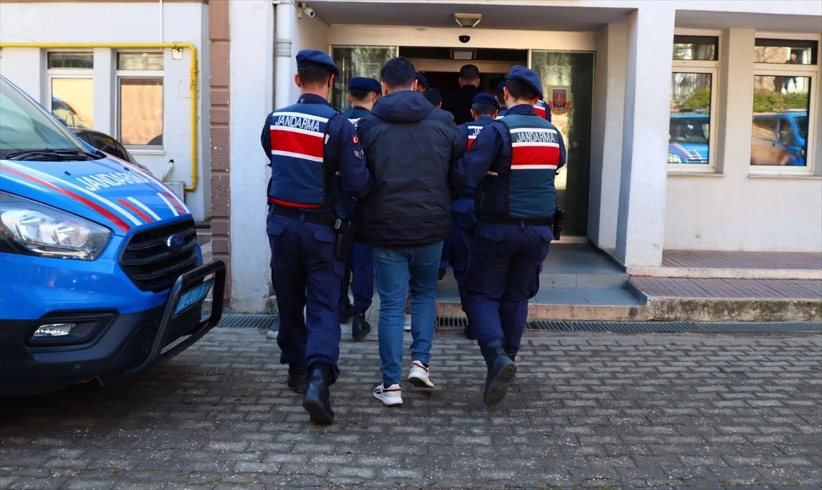 Edirne\'de göçmen kaçakçılığı operasyonunda 5 kişi tutuklandı