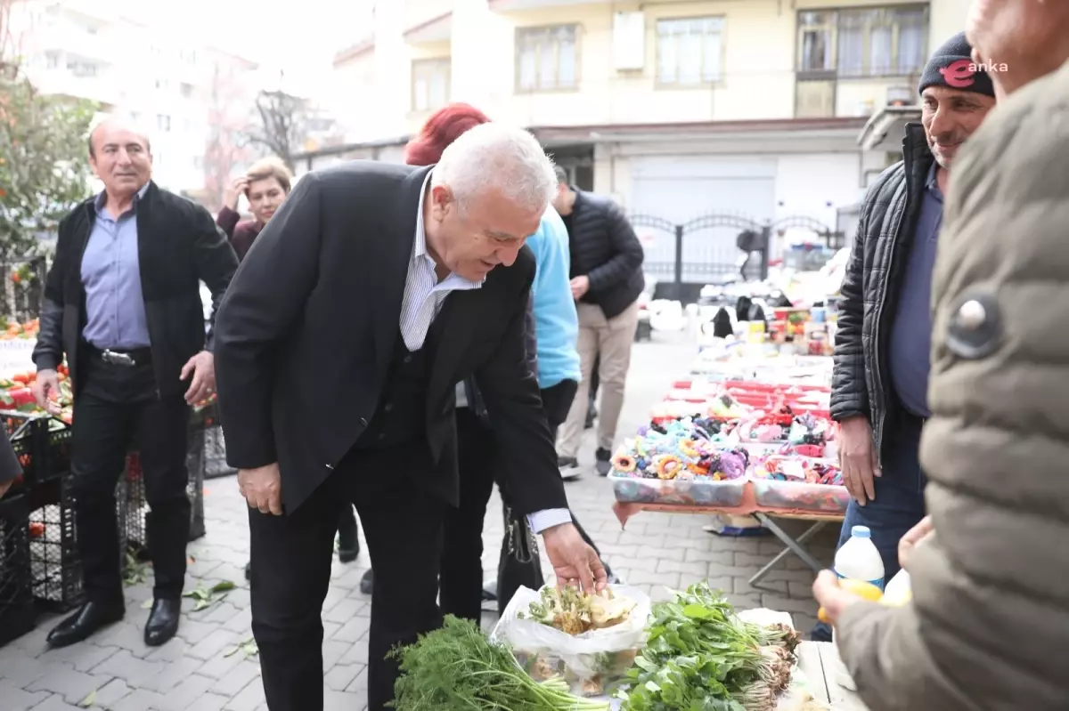 Efeler Belediye Başkanı Mehmet Fatih Atay, vatandaşların ihtiyaç ve beklentilerini dinliyor