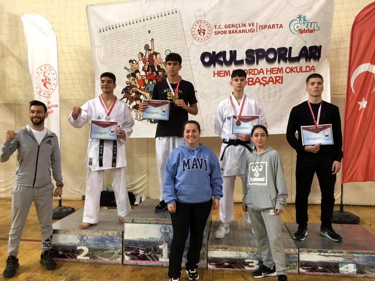 Eskişehirli Sporcular Okul Sporları Karate Müsabakalarında Başarılı