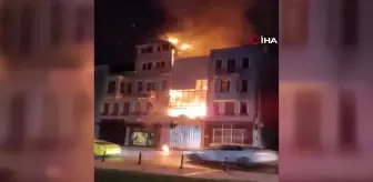 Fatih'te ahşap binada başlayan yangın yanındaki binaya da sıçradı