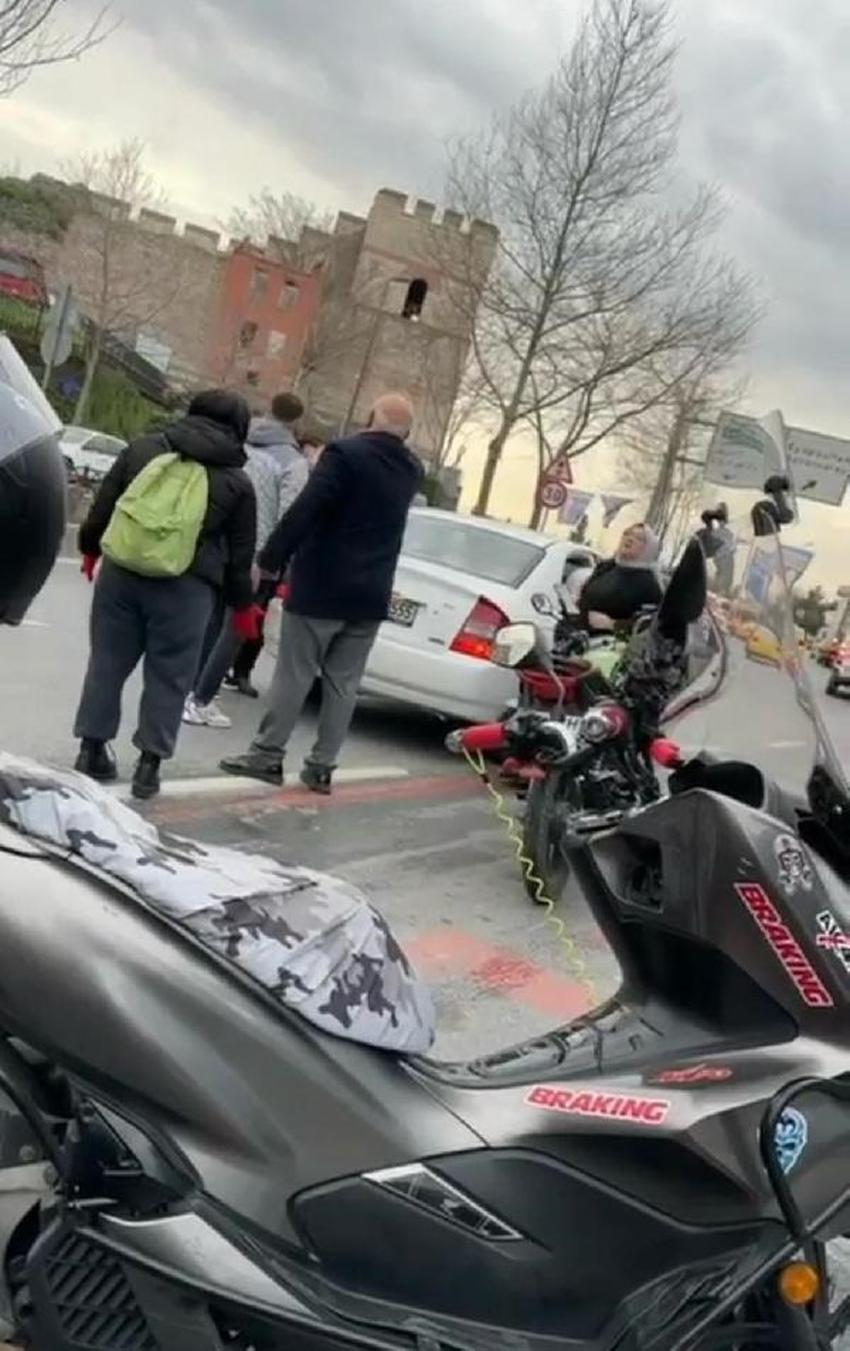 FATİH\'te motosiklet ve otomobil sürücüleri arasında trafikte tartışma yaşandı