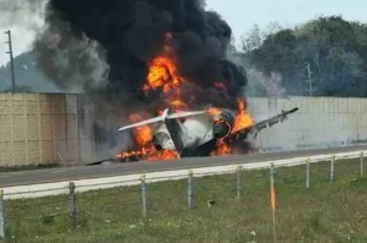 Florida\'da iki motoru arızalanan özel uçak otoyola çakıldı: 2 kişi hayatını kaybetti