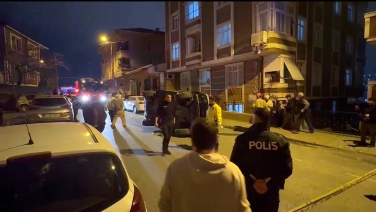 Gaziosmanpaşa\'da Kadın Sürücünün Kontrolden Çıkan Aracı 6 Otomobile Çarptı