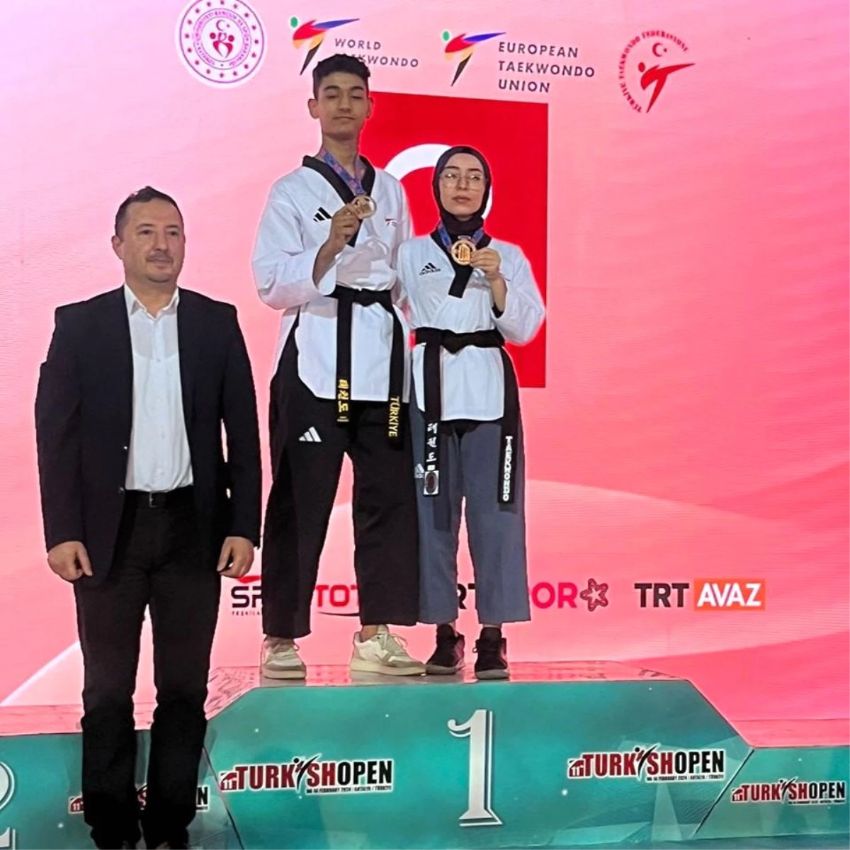 Antalya\'da düzenlenen Türkiye Açık Taekwondo Turnuvası\'nda Dalamanlı sporcu Mustafa Kıvanç Aksoy şampiyon oldu