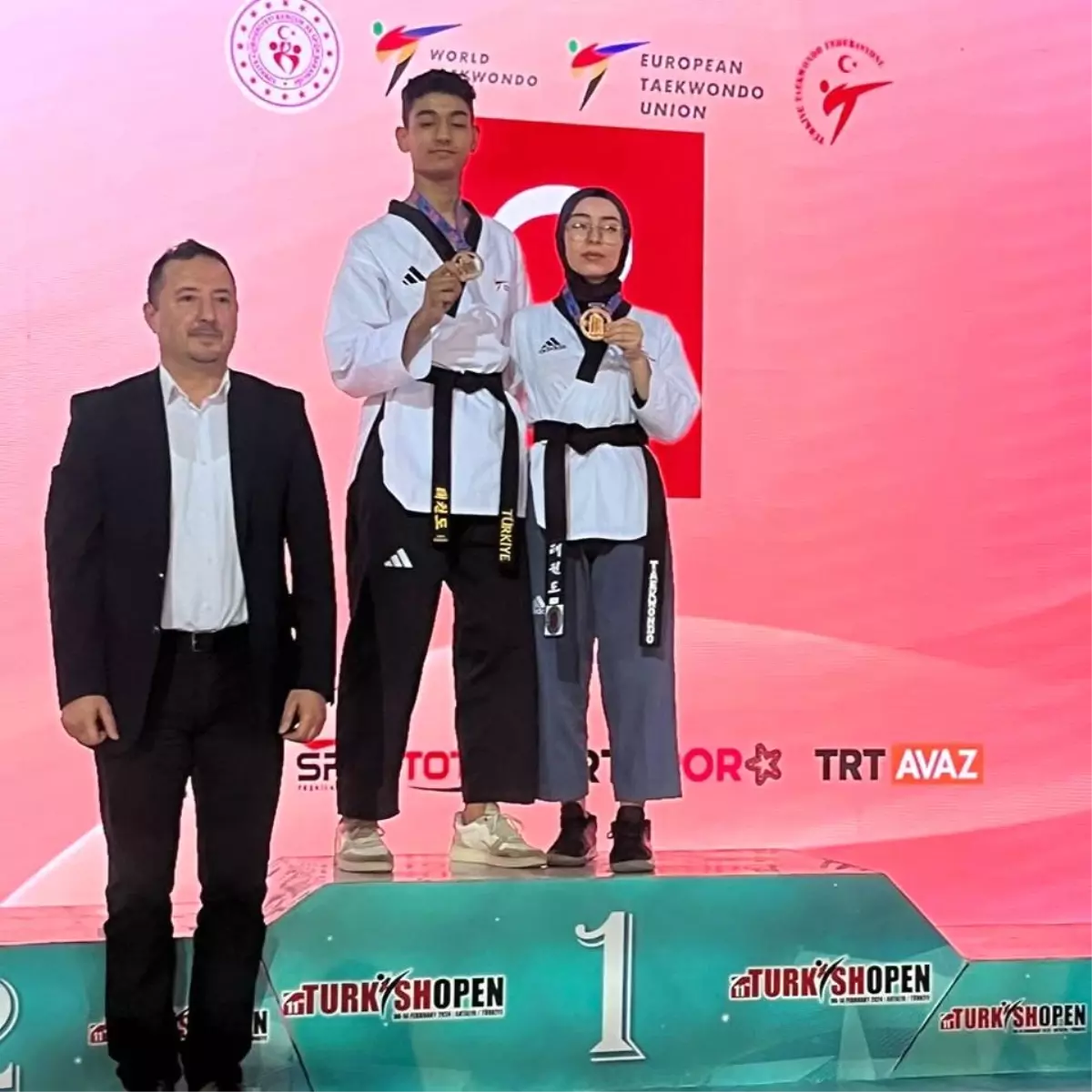 Antalya\'da düzenlenen Türkiye Açık Taekwondo Turnuvası\'nda Dalamanlı sporcu Mustafa Kıvanç Aksoy şampiyon oldu