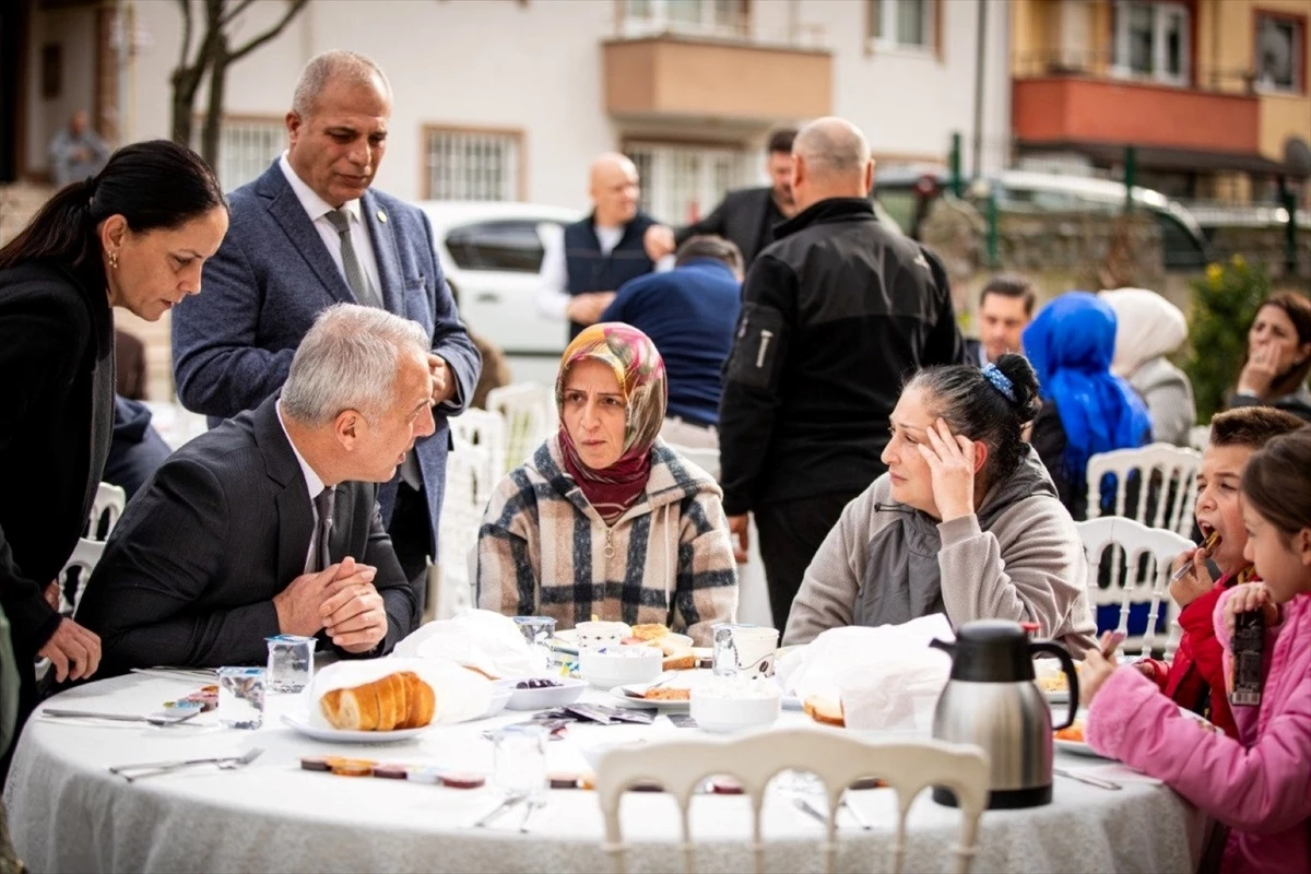 Hendek Belediye Başkanı Turgut Babaoğlu, Akova Mahallesi\'nde kadınlarla bir araya geldi