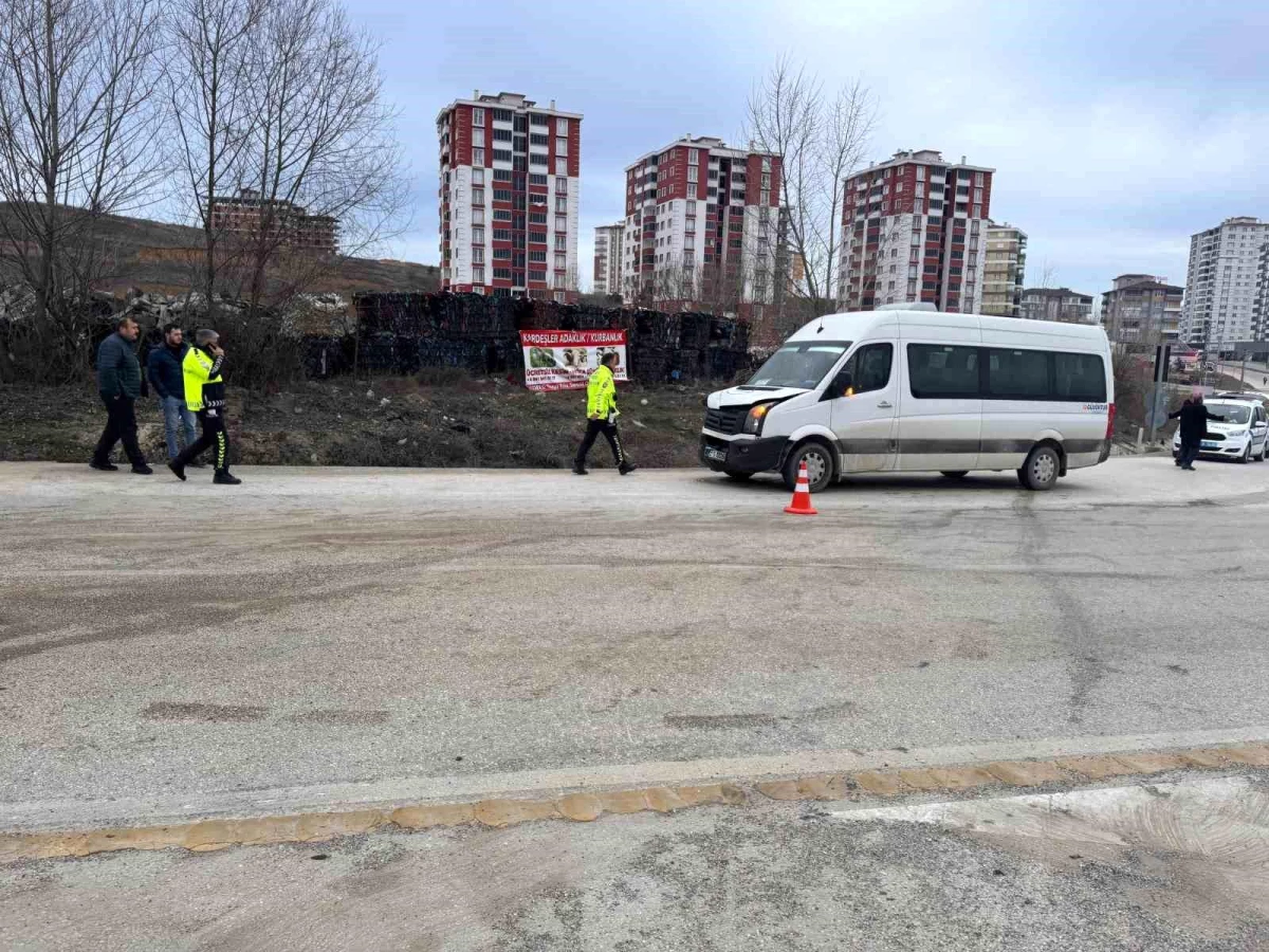 Kastamonu\'da minibüs ile otomobil çarpıştı: 6 yaralı