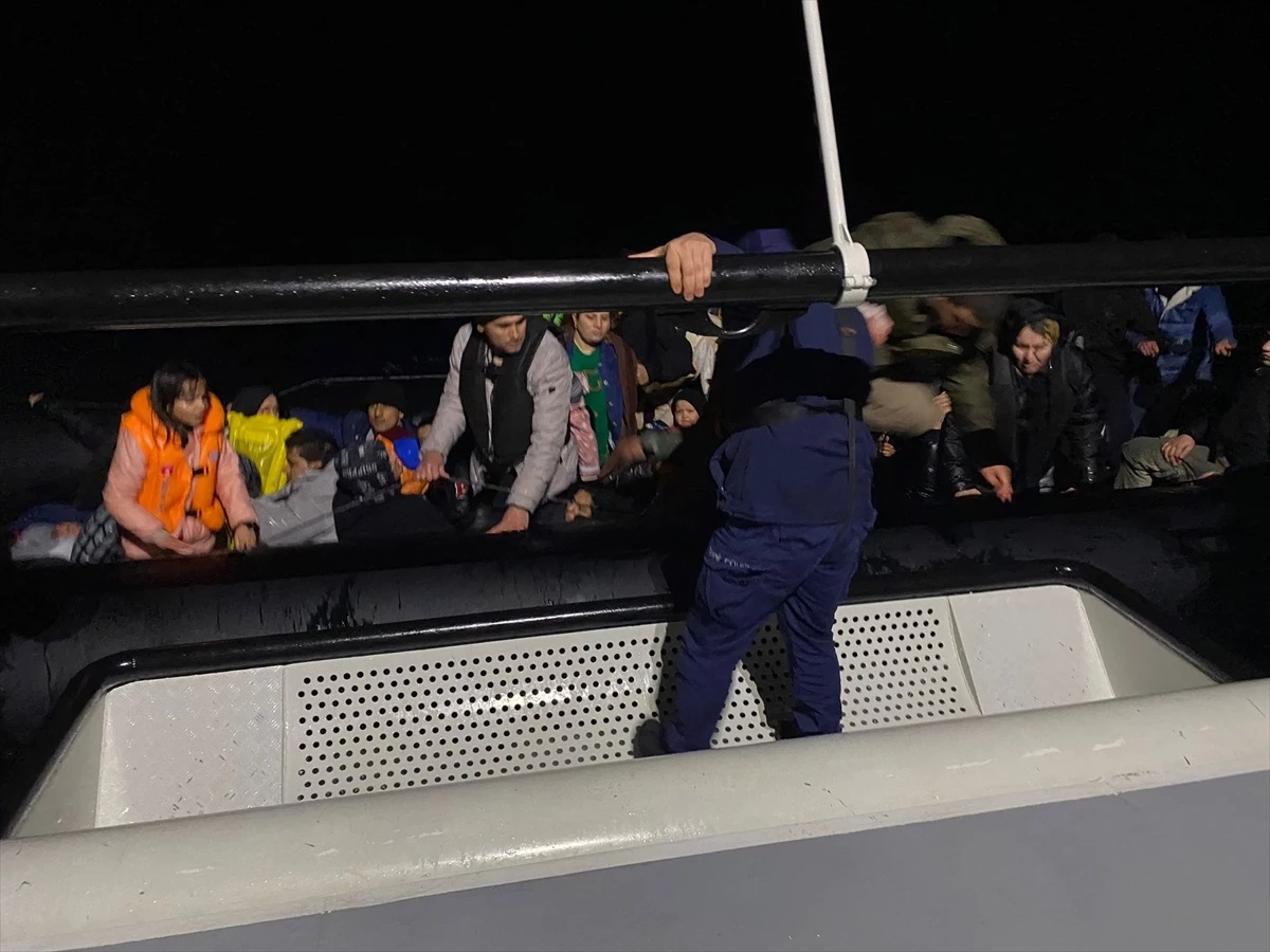İzmir Dikili açıklarında 44 düzensiz göçmen kurtarıldı