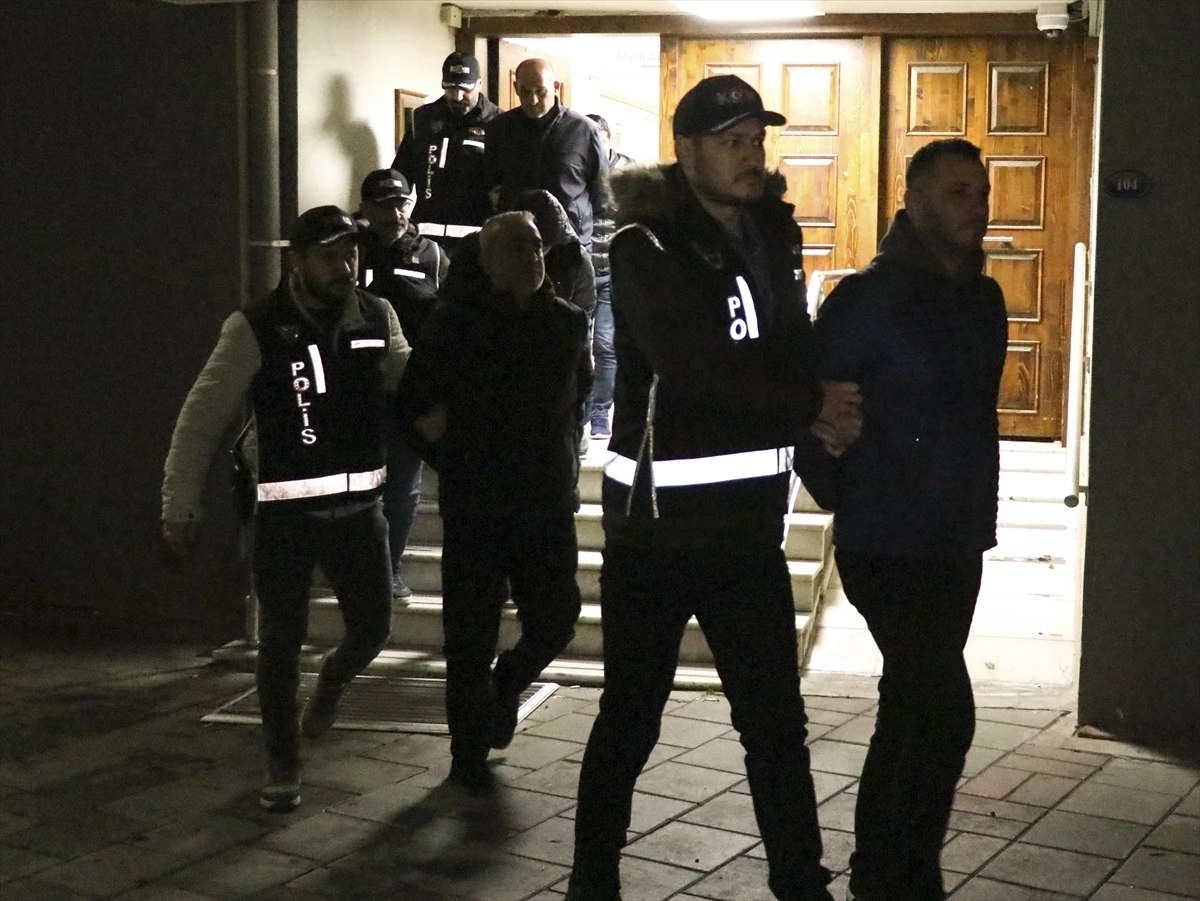 İzmir\'in Çeşme ilçesinde suç gelirlerinin aklanması iddiasıyla gözaltına alınan 6 şüpheliden 5\'i adliyeye sevk edildi