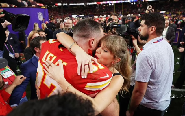 Kansan City Chief'in Super Bowl zaferinde sonra sahaya inen şarkıcı Taylor Swift sevgilisini öpücüklere boğdu